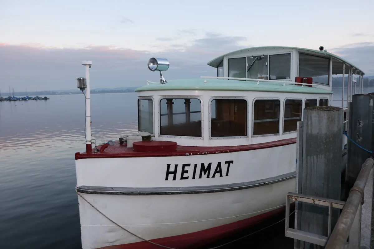 Ein Schiff, das an einem Steg angelegt hat.